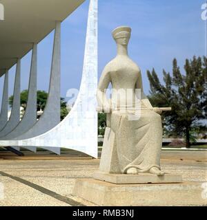 Die Skulptur ""Justicia" von Alfredo Ceschiatti vor dem Palast der Justiz in Brasilia. Stockfoto