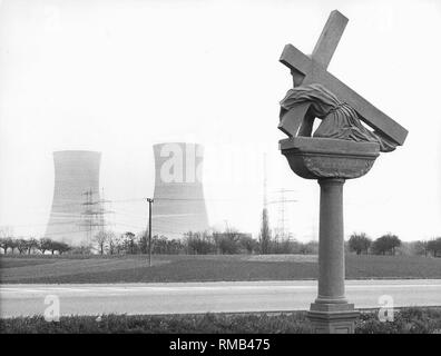 Blick auf das Kernkraftwerk Grafenrheinfeld. Es ging 1982 in Betrieb. Im Vordergrund ist ein kalvarienberg aus der Zeit des Barock. Stockfoto