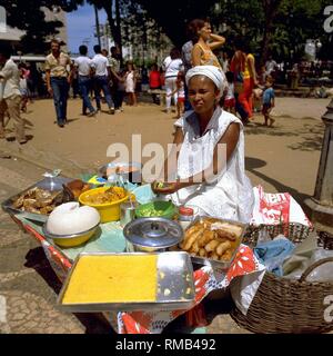 Eine Frau verkauft lokale Spezialitäten auf dem Flohmarkt in Salvador. Stockfoto