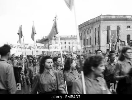 Massenbereitstellung von Mitglieder der FDJ am Ende der Deutschlandtreffen (Deutschland) der DDR-Jugendorganisation in Ost-Berlin. Stockfoto