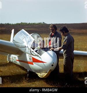 Gleitschirm Ausbildung von der Gesellschaft für Sport und Technik (GST), lit. ? Sport und Technik Verein?, die kümmert sich um die militärische Ausbildung der Jugend. Stockfoto