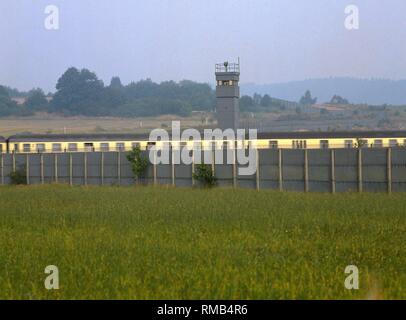 Eine interzonal Zug fährt in Obersuhl Vergangenheit die Innerdeutsche Grenze Installationen. Stockfoto