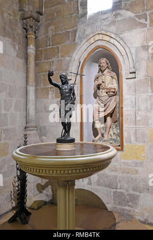 Alle Bilder   den Innenraum Hauptschiff und Altar, die Pfarrkirche San Giovanni Battista in Matera, Italien Stockfoto