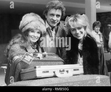 Land Musiker Johnny Cash mit seiner Frau June Carter (links) und Tochter Caroline in München Während einer Deutschlandreise. Stockfoto