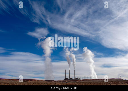Kohlekraftwerk giftige Abgase aus der Verbrennung der fossilen Brennstoffe in schöne bewölkter Himmel Stockfoto