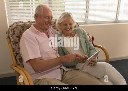 Senior Paar mit digitalen Tablet am Pflegeheim Stockfoto