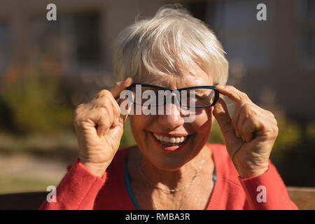 Ältere Frau in Schauspiel im Park lächelnd Stockfoto