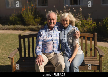 Senior Paar mit Arm um im Park Stockfoto