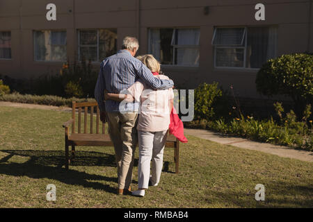 Senior Paar stehend mit Arm um im Park Stockfoto