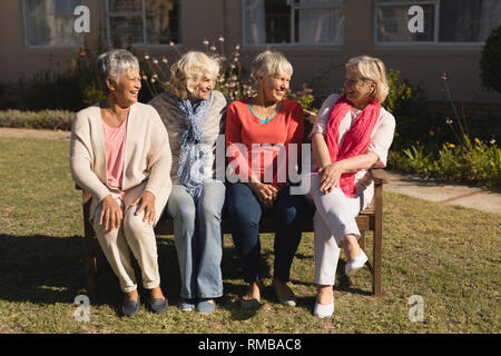 Gruppe von älteren Frauen mit einander im Park Interaktion Stockfoto