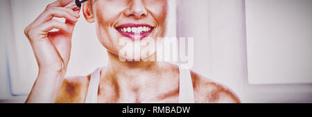 Junge Frau, die Anwendung von Mascara in Bad Stockfoto