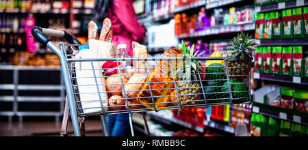 Verschiedene Lebensmittel im Warenkorb Stockfoto