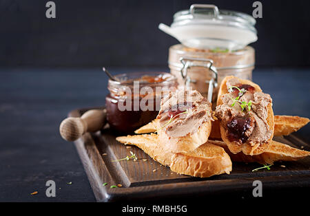 Huhn hausgemachter Leberpastete oder Pastete in Glas Glas mit Toast und Marmelade Preiselbeere mit Chili. Platz kopieren Stockfoto