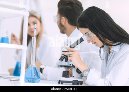 Wissenschaftlerin verwendet ein Mikroskop im Labor Stockfoto