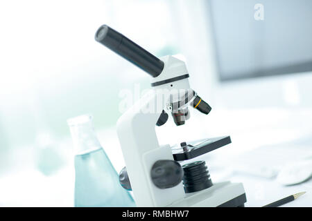 Bis zu schließen. Mikroskop auf dem Tisch im Science Lab. Stockfoto