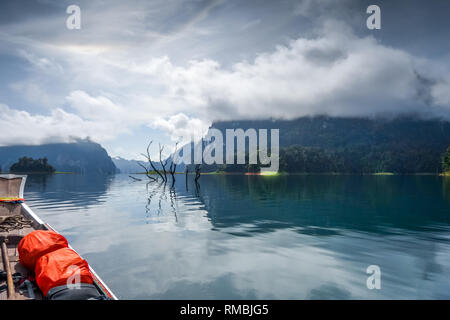 Kanutour auf Cheow Lan Lake, Khao Sok Nationalpark, Thailand Stockfoto