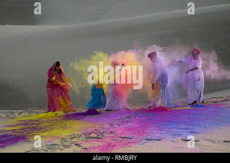 Menschen spielen Holi Festival, Khuri Wüste, Jaisalmer, Rajasthan, Indien, Asien Stockfoto