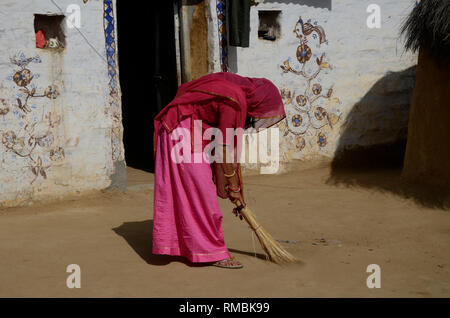 Frau fegen, Dorf Khuri, Jaisalmer, Rajasthan, Indien, Asien Stockfoto