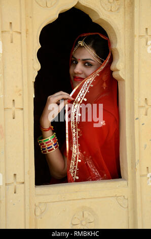 Frau im Fenster ghunghat Kuldhara, Jaisalmer, Rajasthan, Indien, Asien Stockfoto