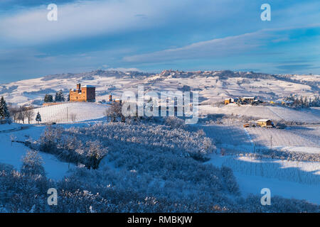 Hügeligen Landschaft auf die Weinberge der Langhe in der Unesco Gebiet Italiens sichtbar ist das Schloss von Grinzane Cavour Stockfoto