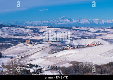 Hügeligen Landschaft auf die Weinberge der Langhe in der Unesco Gebiet Italiens sind sichtbar, das Schloss von Grinzane Cavour und die Berge des Monviso Stockfoto