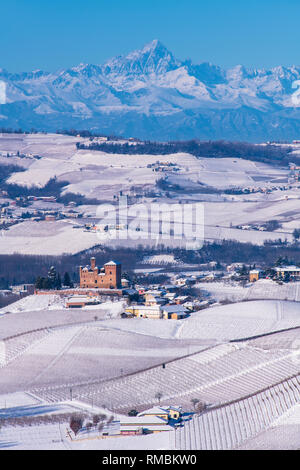Hügeligen Landschaft auf die Weinberge der Langhe in der Unesco Gebiet Italiens sind sichtbar, das Schloss von Grinzane Cavour und die Berge des Monviso Stockfoto