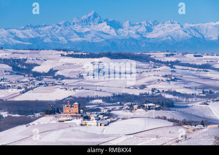 Hügeligen Landschaft auf die Weinberge der Langhe in der Unesco Gebiet Italiens sind sichtbar, das Schloss von Grinzane Cavour und die Berge des Monviso Stockfoto
