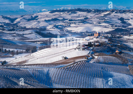 Hügeligen Landschaft auf die Weinberge der Langhe in der Unesco Gebiet Italiens sind sichtbar, das Schloss von Grinzane Cavour und die Berge des Monviso Stockfoto