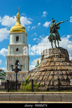 Kiew, Ukraine - 17. August 2013: Denkmal Hetman Bogdan Chmelnizkij und der Glockenturm von St. Sophia, Kiew, Ukraine. Stockfoto