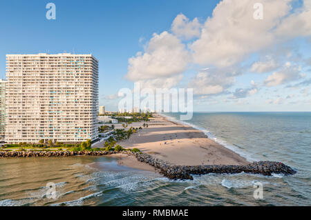 Fort Lauderdale, USA - November 28, 2011: Intracoastal Waterway zum Atlantischen Ozean am Strand von Fort Lauderdale. Licht und Schatten. Stockfoto