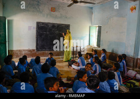 Lehrer Schüler in der Schule Klassenraum, ländliche Schule, Jaisalmer, Rajasthan, Indien, Asien Stockfoto