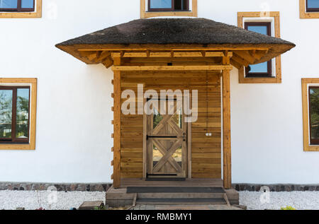 Altes Gebäude mit Holztüren und Topfpflanzen auf der Straße in Castel Gandolfo, Rom, Italien Stockfoto