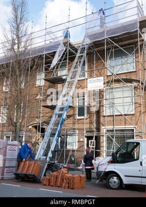 Handwerker transport Dachziegel nach oben isolierte Dach auf Mehrfamilienhaus in Utrecht Stockfoto