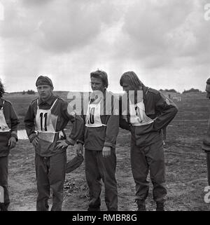 Ein Wettbewerb in der vormilitärischen Ausbildung der Gesellschaft für Sport und Technik (GST). Stockfoto
