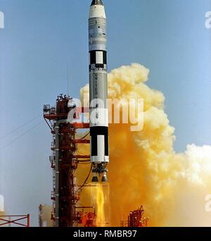 Der fahrhebel Rakete der Gemini 4 Mission, der Titan II GLV (Zwillinge Trägerrakete) abheben. Mit Gemini 4 der erste US-Raumfahrt, ein Extra Vehicular Activity (EVA), durchgeführt wurde. Mit der Gemini Programm, die Widerstandsfähigkeit von Menschen und Materialien war im Weltraum getestet. Stockfoto