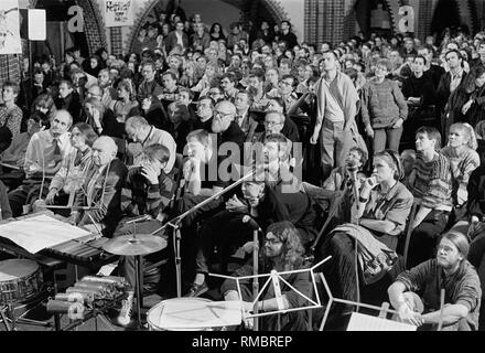 "Wieder den Schlaf der Vernunft' ('Wieder, der Schlaf der Vernunft") eine Veranstaltung der Künstler und "Kulturschaffenden" in der erloeserkirche in Lichtenberg, eine Klärung der Exzesse der Polizei im Oktober Tage, DDR, Berlin-Lichtenberg, 21.10.1989. Stockfoto