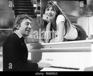 Serge Gainsbourg und Jane Birkin im 'Liedercirkus" in München. Stockfoto