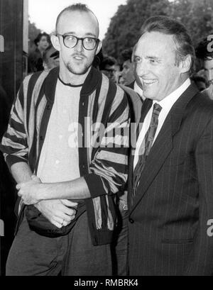 Keith Haring (links), American Graffiti Maler, und Dennis Hopper, US-amerikanischer Regisseur, Schauspieler und Maler in Düsseldorf, 1988. Stockfoto