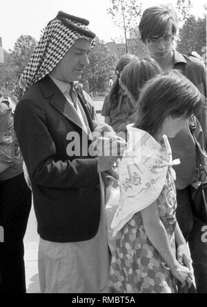 Die Weltfestspiele der Jugend und Studenten zwischen dem 28. Juli - 5. August, 1973 in Ost-Berlin: junge Menschen aus der DDR treffen ausländische Gäste. Stockfoto