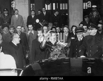 Kaiserin Soraya und Ahmad Schah Reza Pahlevi (Mitte) bei der Ankunft in München. Stockfoto