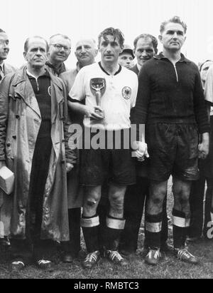 Kapitän Fritz Walter, Torhüter Toni Turek und Trainer Sepp Herberger nach dem endgültigen Sieg über Ungarn. Endg. - Deutschland gegen Ungarn 3:2. Stockfoto