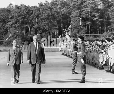 Francois Mitterrand (li.), der französische Premierminister, und Helmut Kohl (r.), Bundeskanzler, der Gruß eines ehrenamtlichen Ausbildung an einer militärischen Flughafen anlässlich des ersten gemeinsamen Manöver der französischen und deutschen Soldaten nach dem Zweiten Weltkrieg. Stockfoto