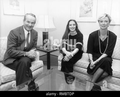 Reinhard Mohn, der CEO von Bertelsmann, seine Frau Liz Mohn zusammen mit den Schlager Sängerin Andrea Jürgens. Bertelsmann produziert die neuen langen - spielend record' Leise Merry der Schnee..." von Andrea Jürgens. Stockfoto