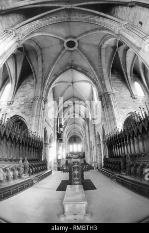 Der Westen Chor der Bamberger Dom. In den Vordergrund, das Grab des Papstes Clemens II (gestorben 1047), der einzige nördlich der Alpen. Der Kaiserdom St. Peter und Georg wurde von Kaiser Heinrich II. gebaut, die das Bistum Bamberg im Jahre 1007 gegründet. Die erste Kathedrale wurde 1017 geweiht, wurde aber später niedergebrannt. Die Follow-up-Gebäude wurde 1237 geweiht. Stockfoto