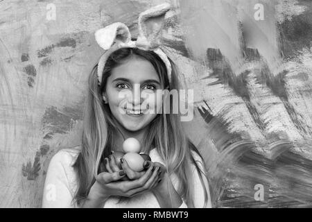 Frohe Ostern Mädchen im bunny Ohren mit bunt bemalten Eiern Stockfoto