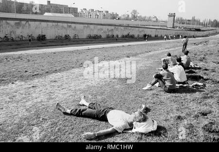 Die ehemalige Grenze Sicherheit Einrichtungen wie Wachtürme und eingeschränkte Bereiche sind immer ein beliebtes Ausflugsziel für die Berliner aus Ost und West. Das Bild zeigt den Bereich an der Jahn Sportstadion im Bezirk Prenzlauer Berg Stockfoto