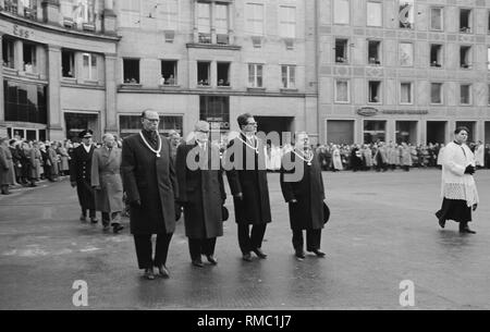 Hans Jochen Vogel (2. von rechts), Bürgermeister von München, Georg Brauchle (rechts), zweiter Bürgermeister, Albert Bayerle (links), Dritter Bürgermeister, und vermutlich Adolf Heusinger (links hinten), die an der Beerdigung Prozession. Stockfoto