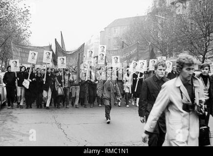 März Demonstration der West-berliner Maoisten gegen den Krieg in Vietnam. Stockfoto