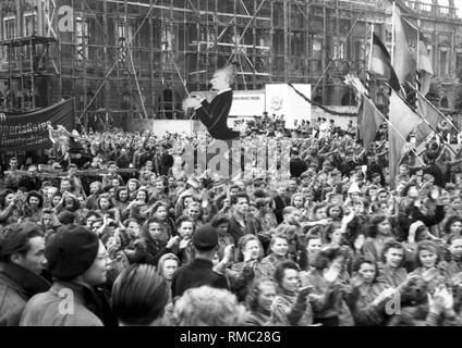 Massenbereitstellung von Mitglieder der FDJ am Ende der Deutschlandtreffen (Deutschland) der DDR-Jugendorganisation in Ost-Berlin. Stockfoto