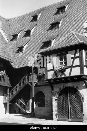 Innenhof der Alten Hofhaltung auf dem Domberg. Die Alte Hofhaltung ist die ehemalige kaiserliche und Bischofspalast, die früher direkt an der Kathedrale verbunden war. Im Kern enthält er noch Reste der Mauern von Schloss und Kapelle der Burg des Bischofs aus dem 11. Heute ist die Alte Hofhaltung das Historische Museum der Stadt Bamberg. Stockfoto